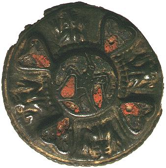 Fibula in bronzo con smalti rossi, sec. X