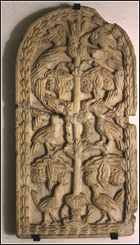 Formella centinata in marmo greco del sec. XIII